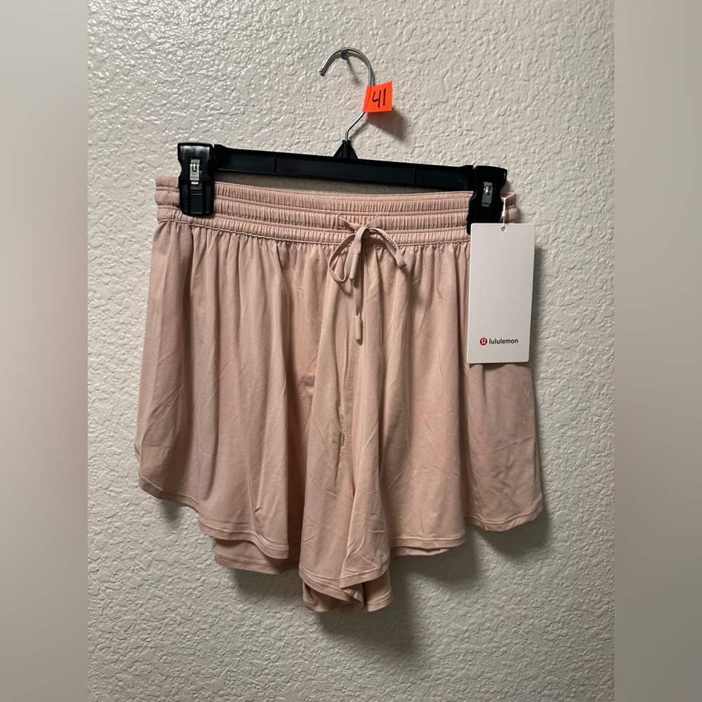 Brand new lululemon shorts size 6 A41